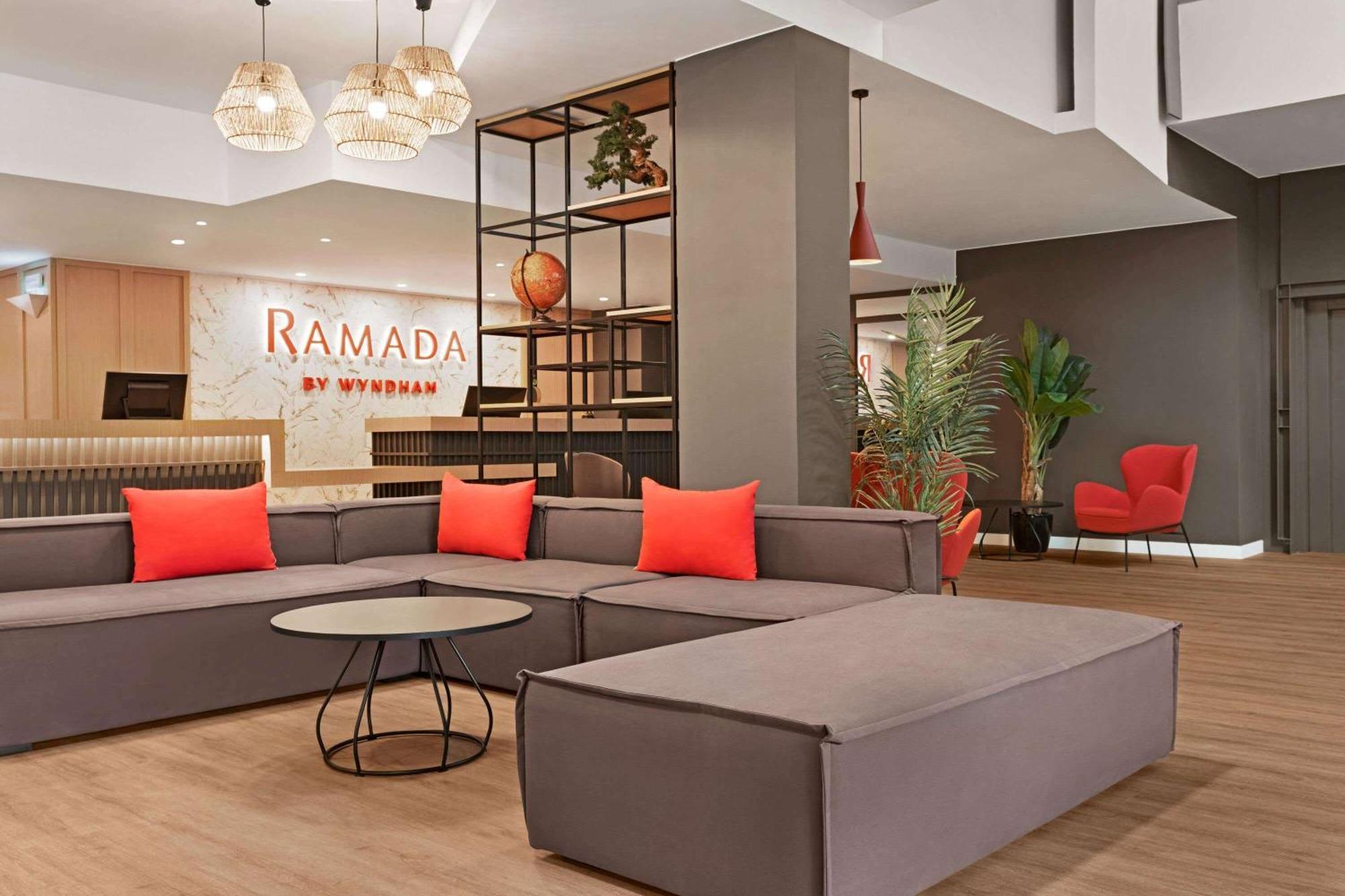 Hotel Ramada By Wyndham Valencia Almussafes Exteriér fotografie